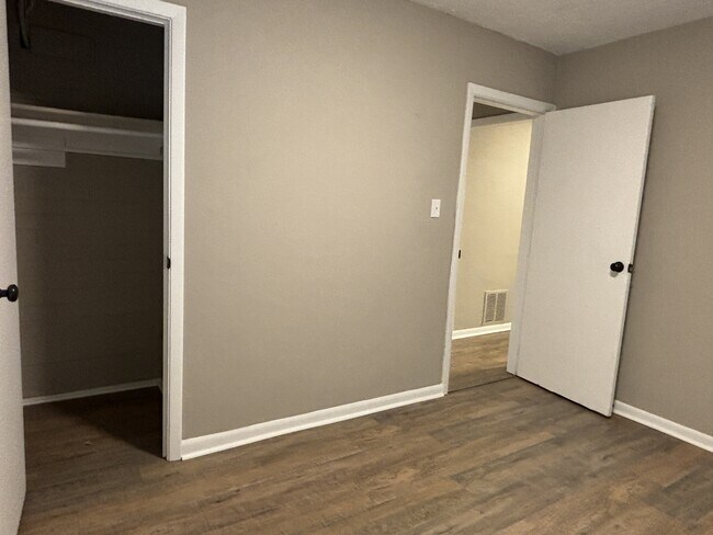 Building Photo - 4414 Kingsley Dr