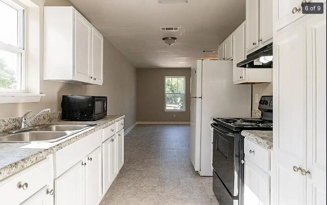 Building Photo - 3288 Rainwood Dr