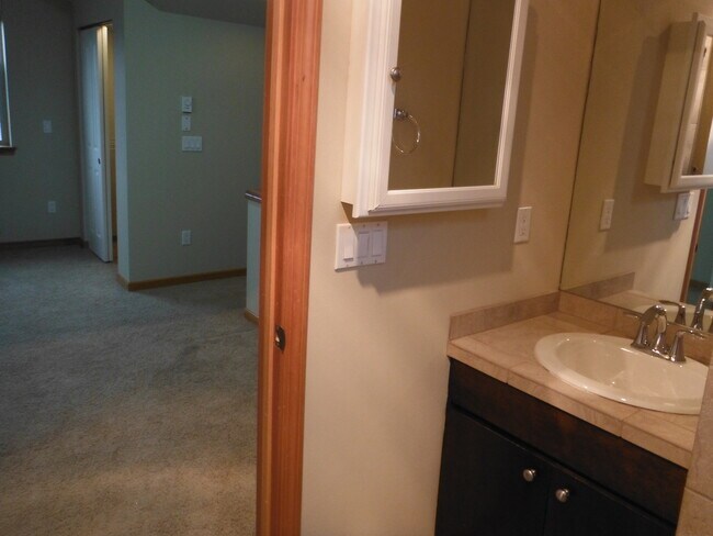 Building Photo - Beautiful Townhouse With Lots of Space