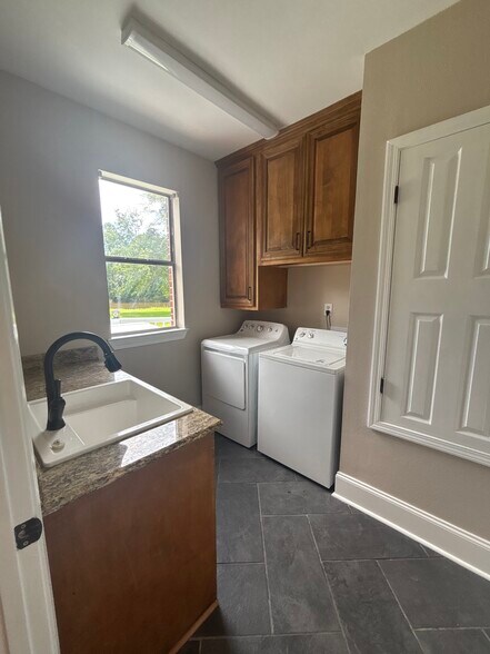 Building Photo - 7432 San Ramon Dr