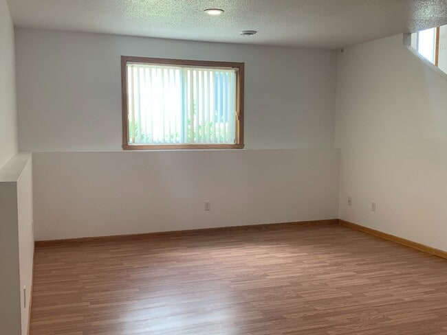 Building Photo - 3 Bedroom Twinhome