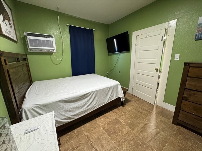 Building Photo - 411 W Pearce St