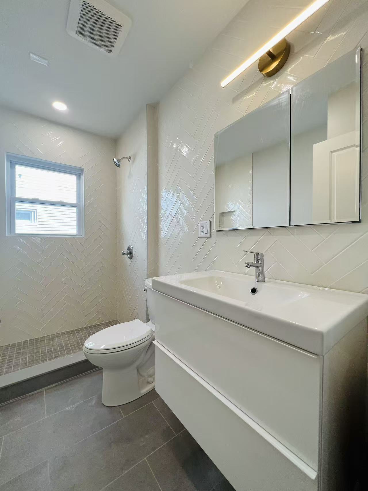 bath 2 - 45 Governor Winthrop Rd