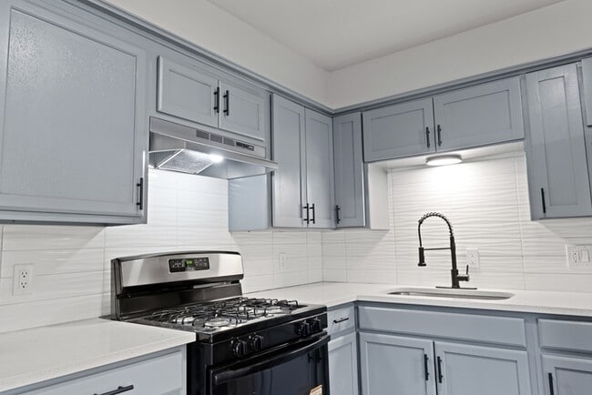 Building Photo - 1304 Pinewood Ct