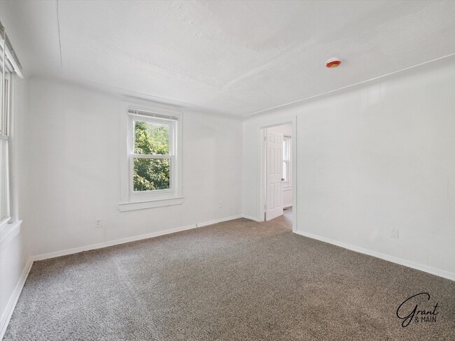 Building Photo - $1200 3 bedroom bungalow