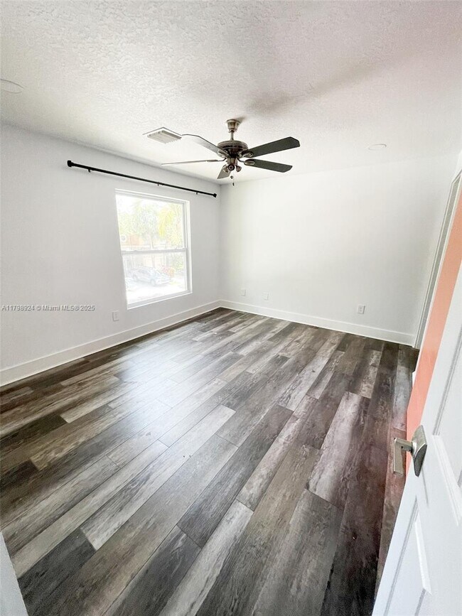 Building Photo - 285 River Bluff Ln