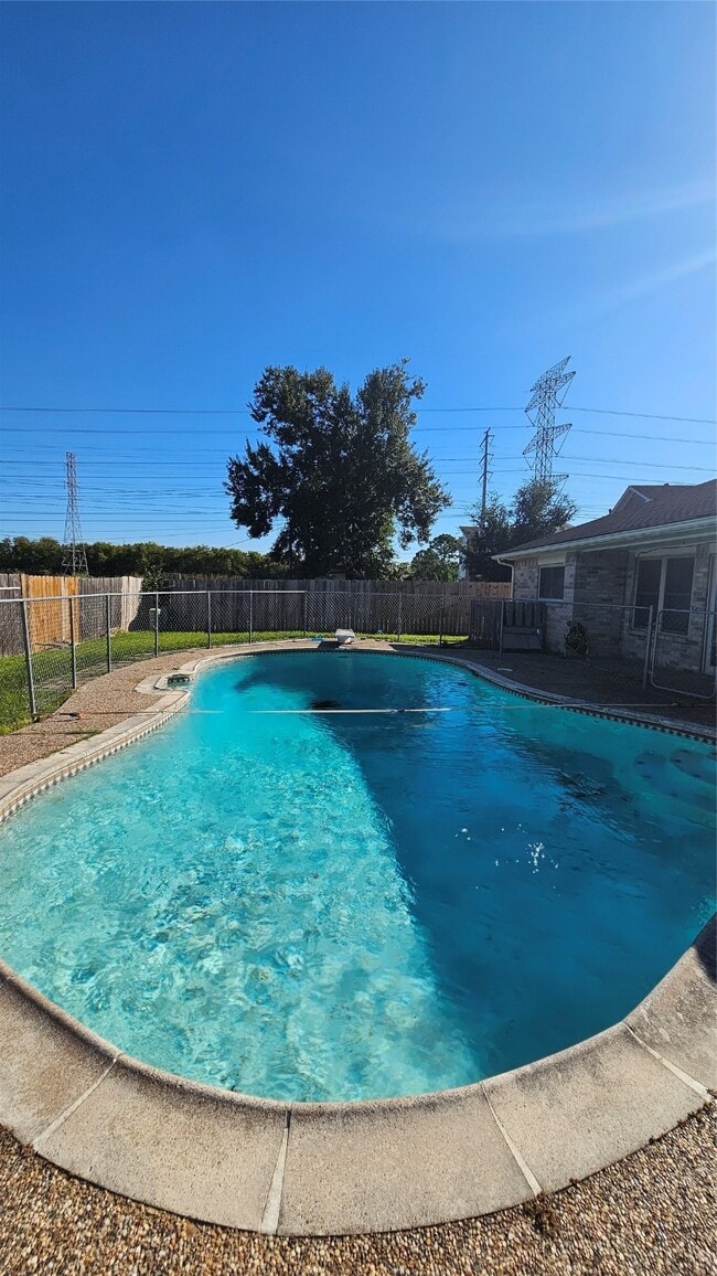 Building Photo - 543 Oakdale Dr