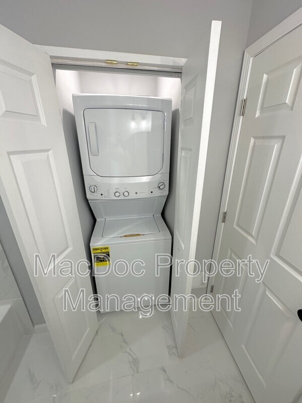 Building Photo - 210 Jett Dr