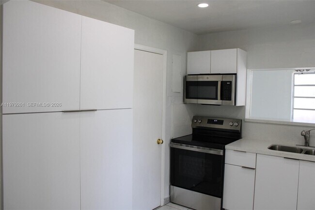 Building Photo - 3040 SW 69th Ave