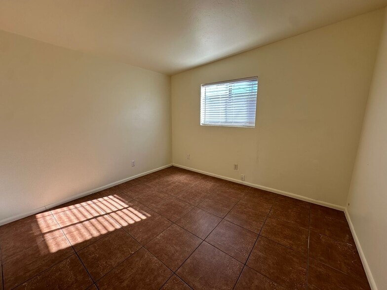 Building Photo - 2814 N Fontana Ave