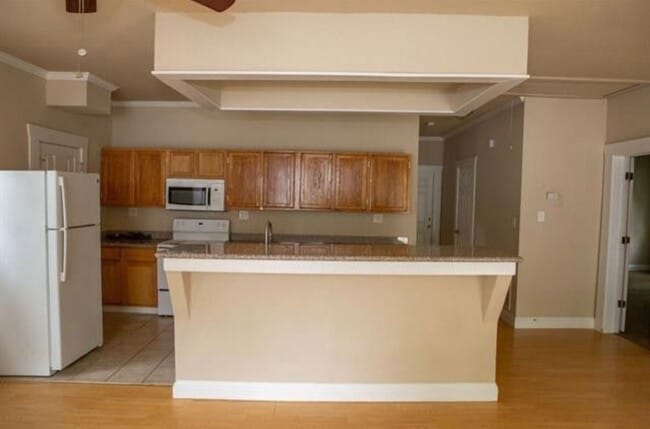Building Photo - Spacious and Cute!!