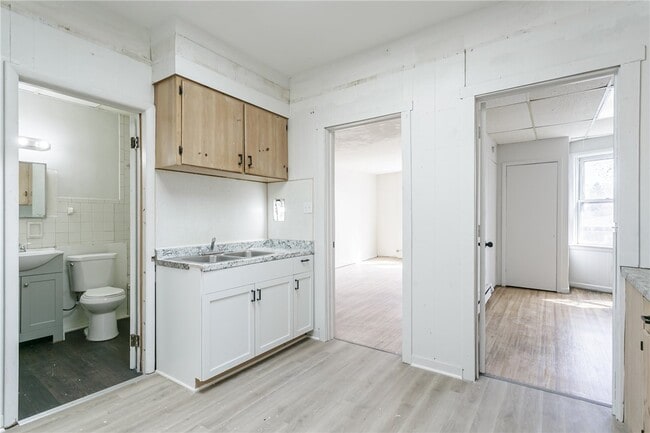 Building Photo - 85 Mapledale St