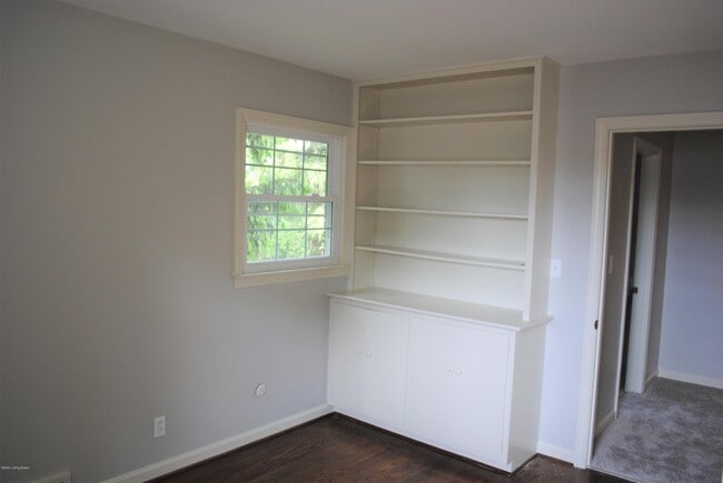Building Photo - 9836 Longwood Cir