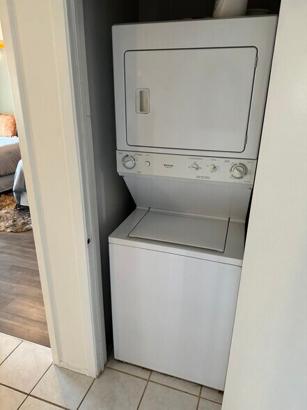 Building Photo - 604 Highcrest Dr