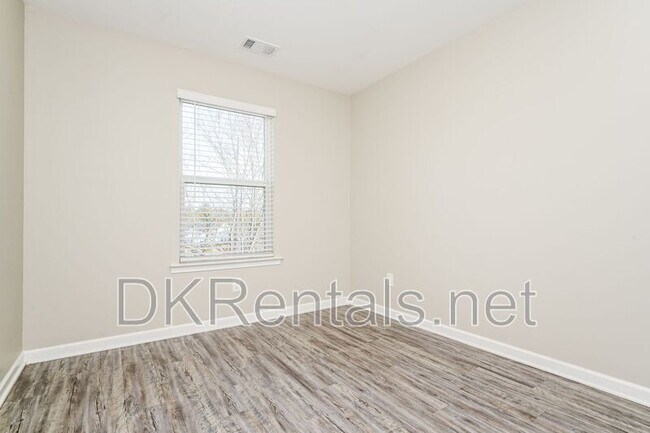 Building Photo - 402 Whippet St