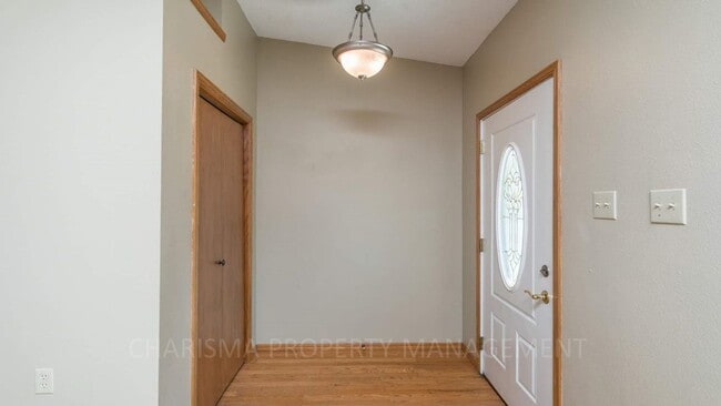 Building Photo - MULTI-LEVEL 3 BD, 2 BA HOUSE WITH FENCED IN YARD, DOUBLE ATTACHED GARAGE, SHED, MURPHY BED, 3 FAM...