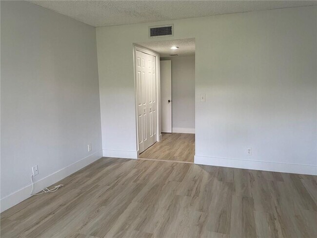 Building Photo - 235 Lakeview Dr