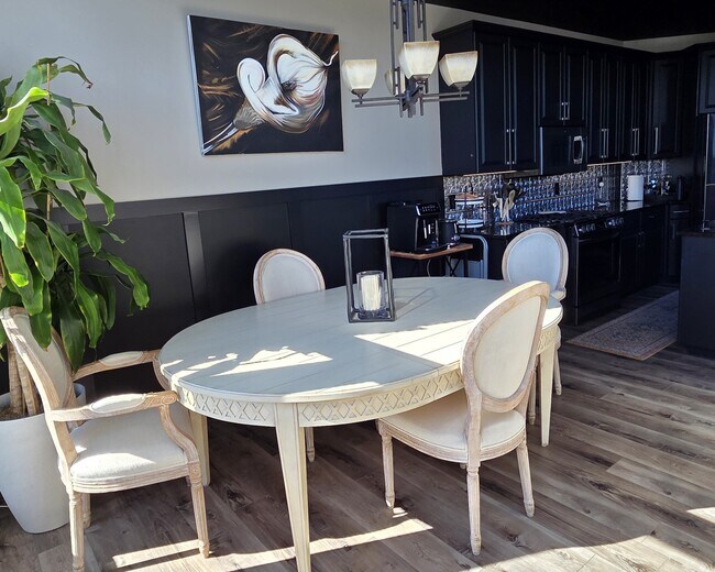 Building Photo - 1515 N Van Buren St