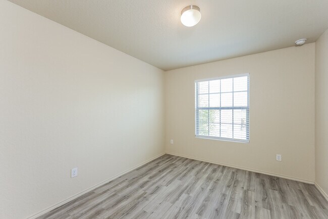 Building Photo - 5910 Aspen Gdn