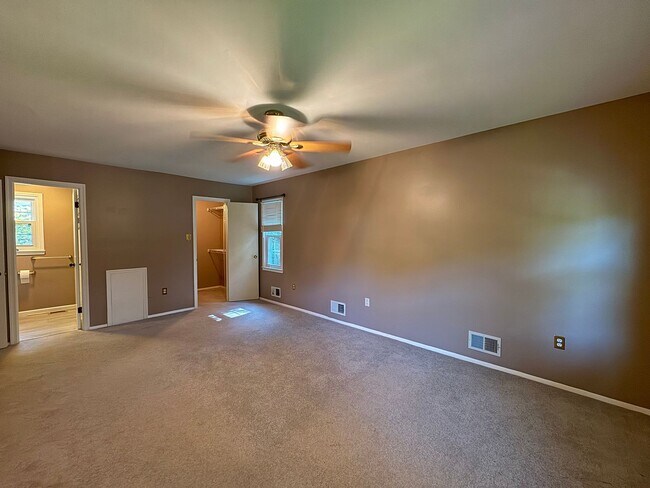 Building Photo - Lovely 4 Bed 3.5 Bath On Single Family Hom...