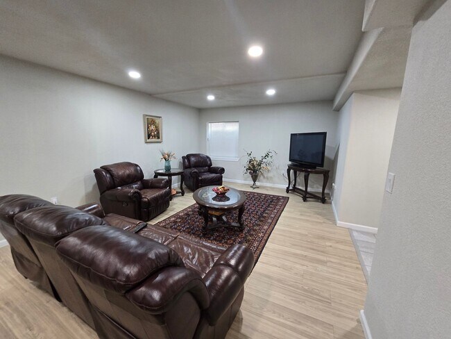 Building Photo - 2 Bed 2 Bath Basement Apartment