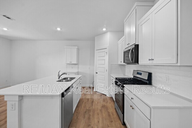 Building Photo - 4670 W Aurora St