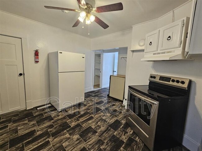 Building Photo - 2721 E Rowan Ave