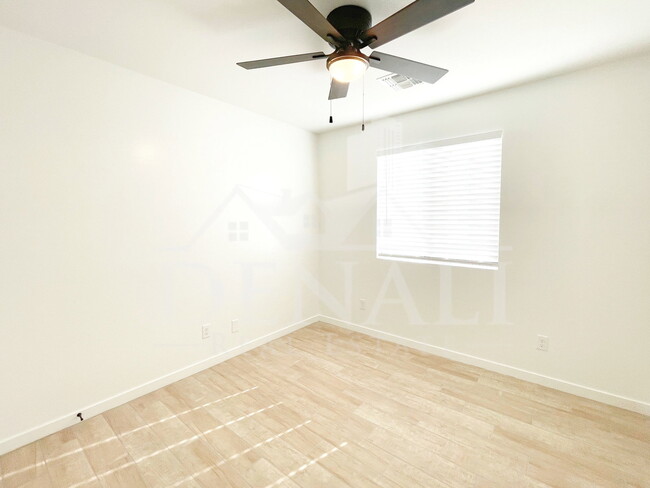 Building Photo - 733 S 96th Pl