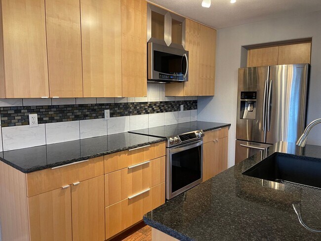 Building Photo - Updated Townhome Louisville- Perfect commuting location