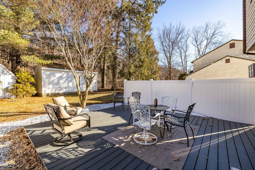 Building Photo - 15 Lake Dr