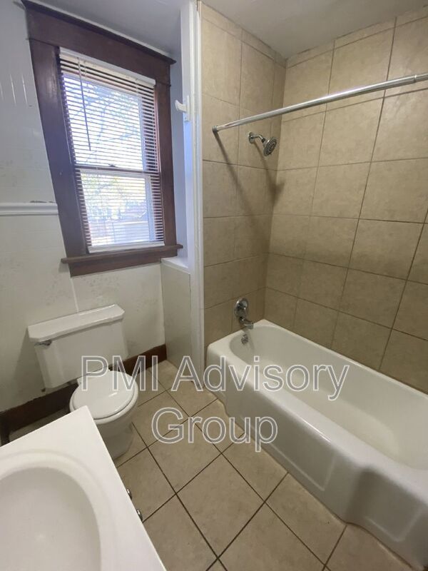 Building Photo - 710 SW Jewell Ave