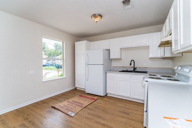 Building Photo - 3-Bedroom Duplex