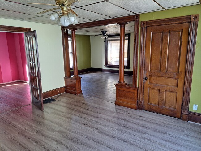 Building Photo - 619 E Parkway Ave