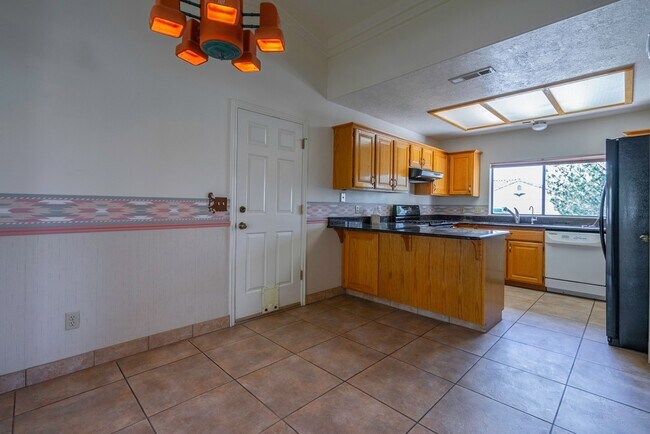 Building Photo - Spacious Stand Alone Home