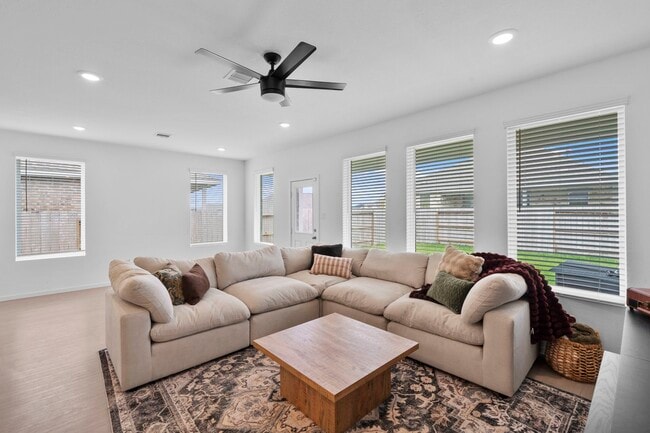 Building Photo - 807 Heaven Dr