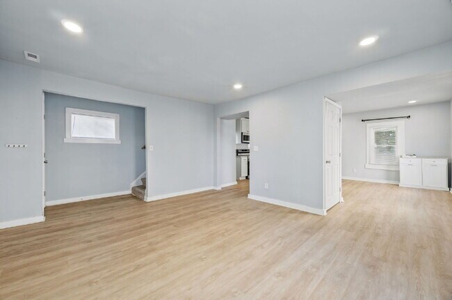 Building Photo - 3 Bed 1.5 bath Updated House Fenced yard -Pets