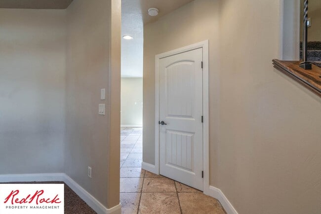 Building Photo - 3 Bedroom Townhome In Southgate Community