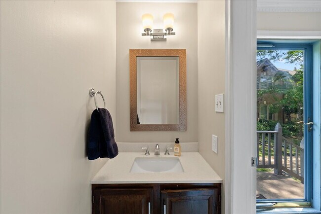 Building Photo - Stunning End-Unit Townhouse with Golf Cour...