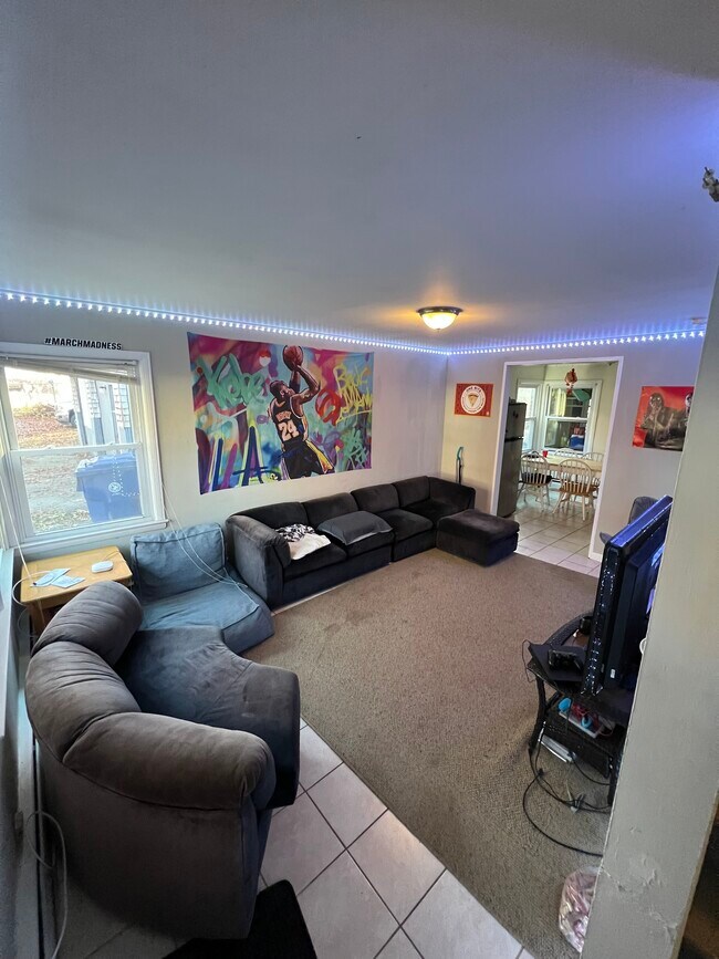 Building Photo - 75 Ridgewood Rd