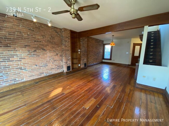 Building Photo - 2nd Floor: 2 Bedroom/1 Bathroom Apartment ...