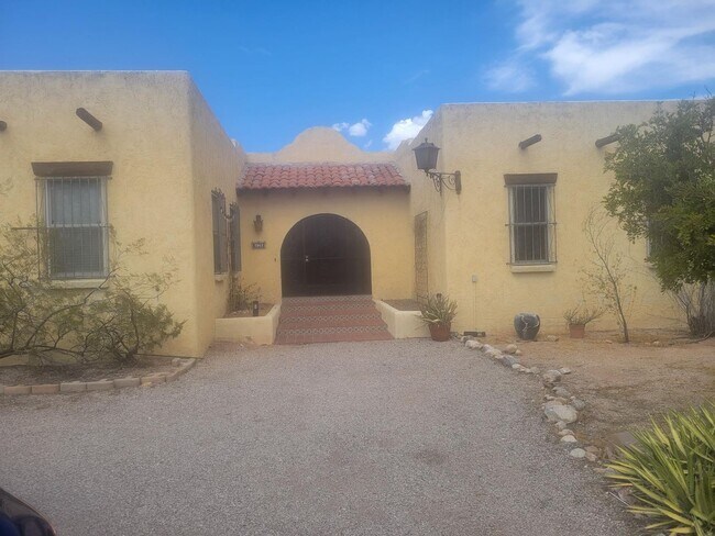 Building Photo - 3 Bed 2.5 Bath Spanish Style Home