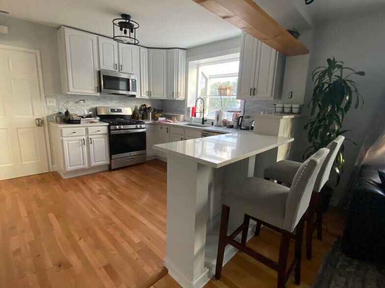 Building Photo - 3719 N Newcastle Ave