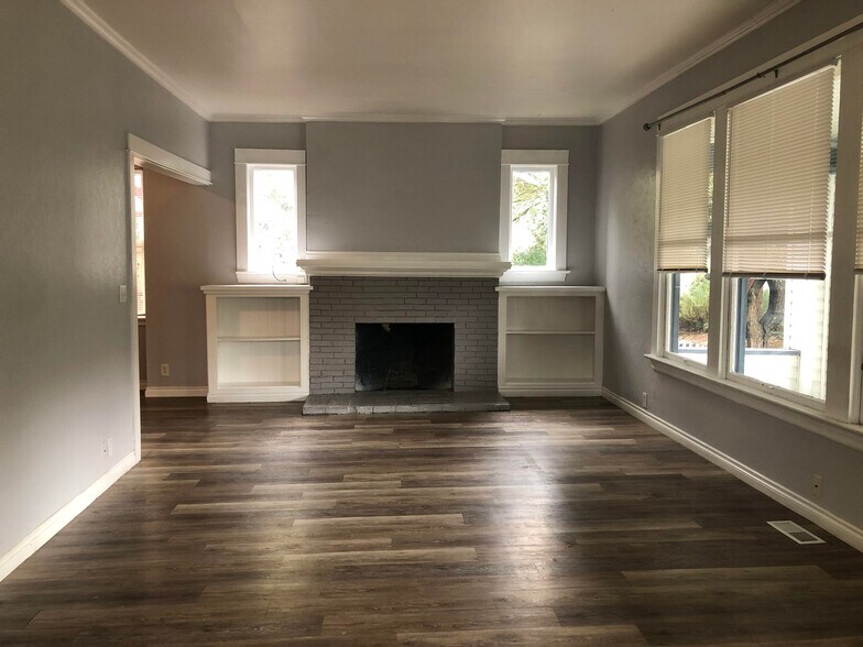 Building Photo - 5410 NE 32nd Pl.