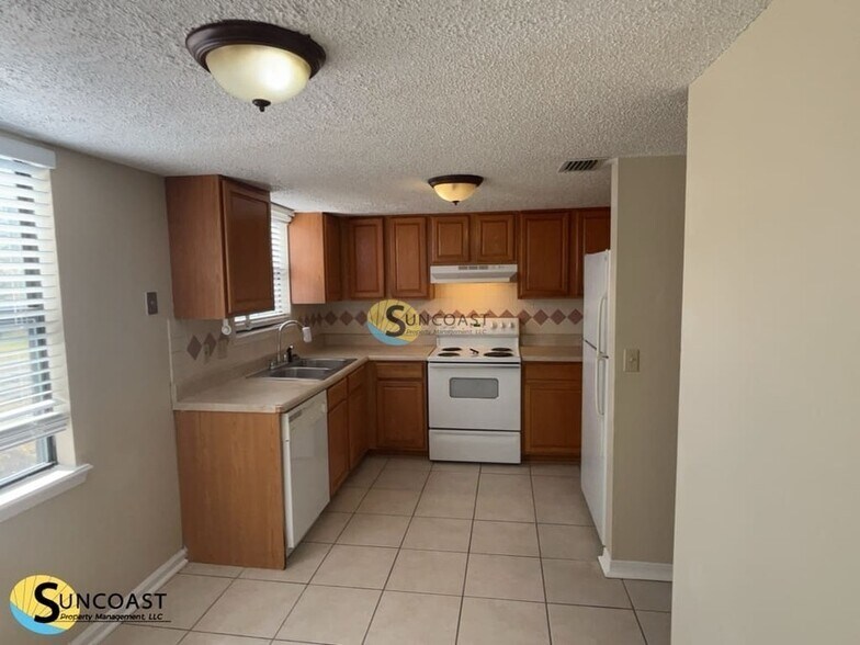 Building Photo - 8702 Bandera Cir S