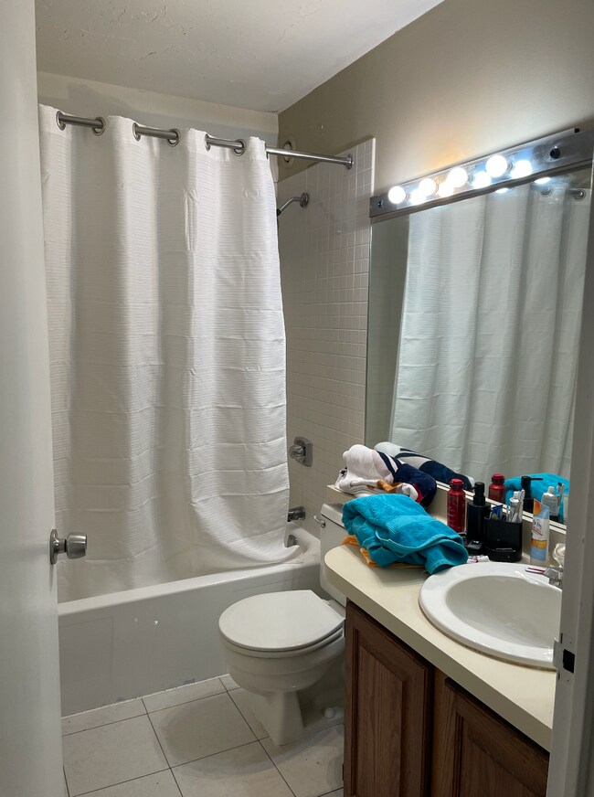 1 bathroom - 801 S Plymouth Ct