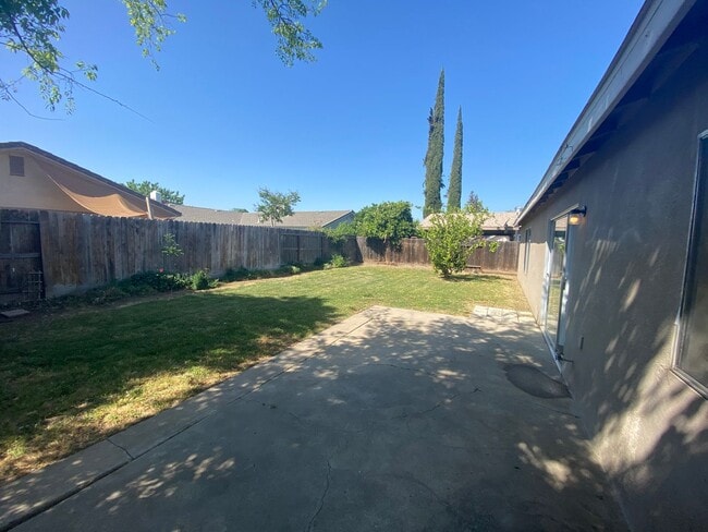 Building Photo - COZY HOME! APPLY NOW!