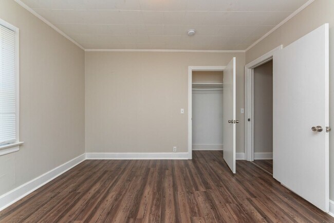 Building Photo - Move-In Ready Comfort – 4 Bed, 2 Bath!