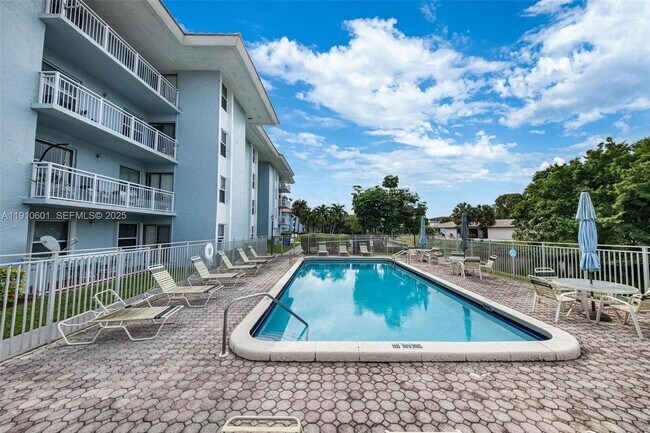 Building Photo - 405 S Pine Island Rd