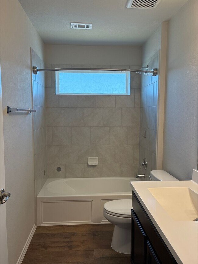 Building Photo - Charming 4 beds 2.5 baths in San Antonio!