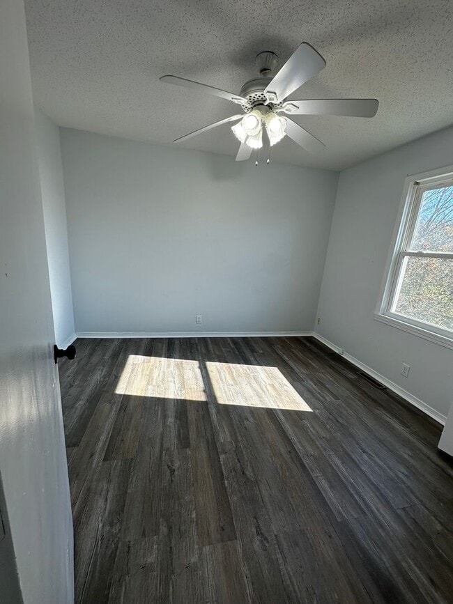 Building Photo - WELCOME HOME! Cute 2 Bedroom 1 Bathroom with Garage!